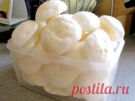 Безе в микроволновке за полторы минуты. Рецепт тут:  https://dom.luxpovar.ru/beze-v-mikrovolnovke-za-poltoryi-minutyi/
Нежные меренги в считанные минуты – настоящая находка для сладкоежек или вкусное и красивое дополнение к выпечке и десертам.