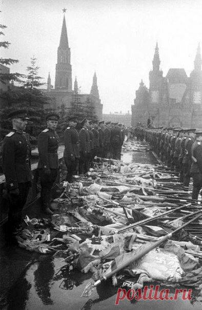 Немецкие флаги на параде Победы в Москве, СССР, 1945 год.