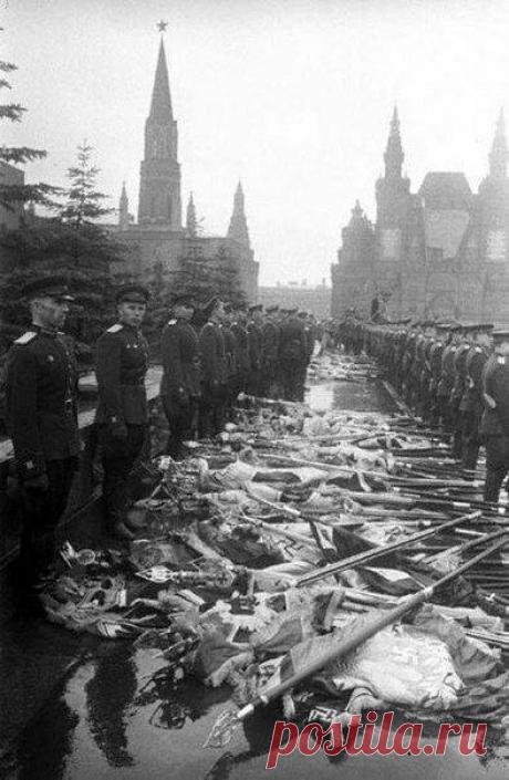 Немецкие флаги на параде Победы в Москве, СССР, 1945 год.