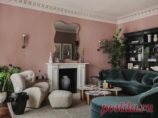 Прекрасная гостиная в центре с классическим камином. Лепнина гармонично вписана в интерьер пространства. Современная мебель и красивый оттенок стен.