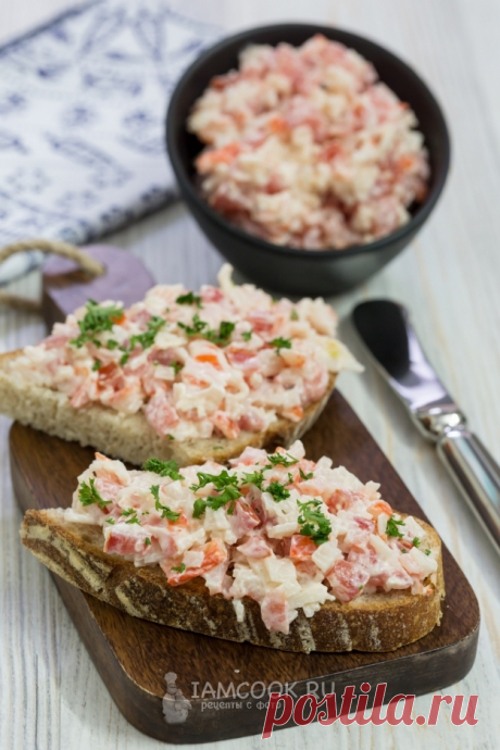 Бутерброды с крабовыми палочками, помидором и чесноком — рецепт с фото, шаг за шагом. Очень вкусные бутерброды непременно вам понравятся!