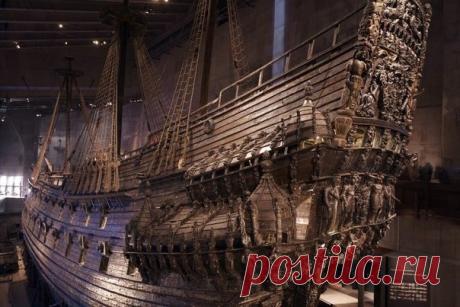 Новости                                                                                                                      Vasa — единственный в мире сохранившийся корабль постройки XVII века. Корабль сохранился более чем на 95% и богато украшен сотнями резных фигур.