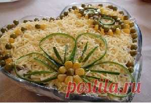 Салат с курицей, грибами и сыром

Ингредиенты

отварная курица -1 грудка
шампиньоны консервированные - 1 банка
свежий огурец - 1шт.
сыр
горошек - 1 банка
кукуруза - 1 банка
майонез