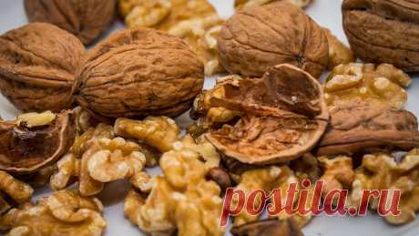 После раскалывания грецких орехов скорлупа и перегородки как правило выбрасываются. Между тем их можно использовать для красоты и здоровья. Перегородки и скорлупа, помимо йода, содержат органические кислоты, витамин С, гликозиды и алкалоиды, что объясняет их целебные свойства. Благодаря комплексу полезных веществ их можно использовать в качестве восстановительных и антибактериальных средств. Известно, что для нормального функционирования человеческого организма требуется б...