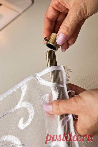 Занавески Предлагаю вам вариант для легкого и элегантного оформления металлопластиковых окон или дверей. Декоративная панель - занавеска преобразит любые пластиковые окна. Обратите внимание, на занавеске висюльки! Очень нежно, креативно и весьма необычно! Все, что вам понадобится для работы - это ткань (тюль), шелк для окантовки, лента для штор, бисер с бусинками для висюлек) и трубочки - карнизы с наконечниками. Умный дом - здесь находят ответы!