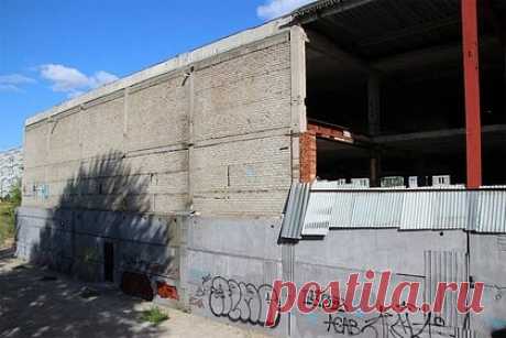 Неизвестный выстрелил в двух российских подростков возле заброшенного дома. В Набережных Челнах неизвестный в черном несколько раз выстрелил в гуляющих возле заброшенного здания подростков. Незнакомец в момент стрельбы находился на третьем этаже постройки. В результате были ранены двое подростков: одному из них выстрелили в голову, второму — в руку.