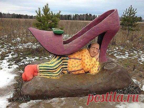 Памятник подкаблучнику Facebook