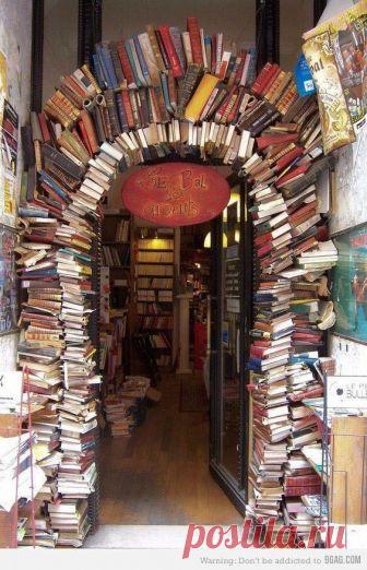 Книжный  магазин в Лионе, Франция.