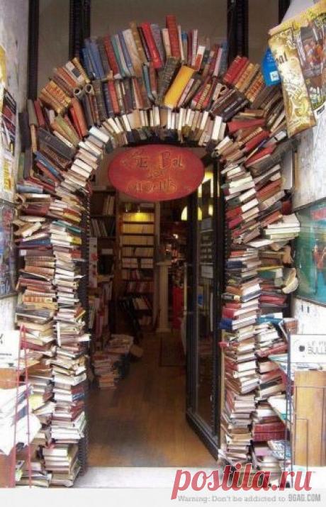 Книжный магазин в Лионе, Франция.