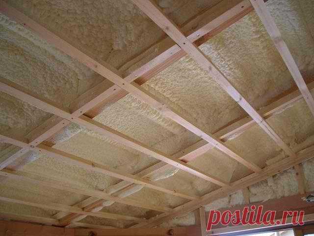 Особенности крепления пароизоляции При раскатывании рулонного пароизолятора в местах стыков важно предусмотреть нахлест до 10-15 см. Их проклеивают лентой. Монтаж материала удобнее проводить с помощником – один человек раскатывает рулон, прижимает ленту к доскам, выравнивает материал, а второй человек – крепит пароизоляцию. При укладке пароизоляционной мембраны материал разворачивают следующим образом – гладкой стороной внутрь потолочных перекрытий, шероховатой стороной […]