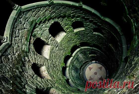 Это чудо, сотворённое руками человека, содержит нисходящую винтовую лестницу, которая ведет к различным выходам. Колодец получил такое название из-за того, что по слухам, в нём проводились обряды инициации масонов. На дне колодца находится компас, нарисованный поверх креста рыцарей Тамплиеров.

Колодец Посвящения 30 метров в глубину, состоит из 9 уровней по 15 ступеней каждый. Немного про символику колодца девять уровней символизируют девять кругов ада, девять кругов чистилища и девять кругов