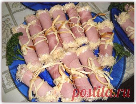 Рулетики из ветчины с сыром и чесноком. Нашла когда-то на просторах инета. Автора не знаю, Да простит меня он. Но закуска очень понравилась своей простотой в приготовлении и оригинальностью в подаче. Снимок тоже не мой, а автора рецепта.Сама делала уже такие, но не фотографировала делалось наспех по типу &quot;гости у порога&quot;. По интернету ходит этот рецепт и снимок , но первоисточник нигде не указан. Рецепт поместила в комментариях.
