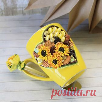 Солнце в ленту🌻🌄 Яркий, тёплый, солнечный набор. Заказ. #кружкасдекором #ложкасдекором #декоризполимернойглины #фимо #запекаемаяглина #подсолнухи #макарун #желтый #печеньки #букет #сердце #вкуснаяложка #вкуснаякружка #ручнаяработа #эланнаукрашенияручнойработы #handmade #polymerclay #fimo #elanna #minsk #belarus