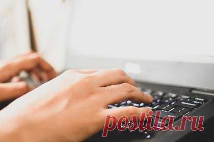 Акциям китайских компаний предсказали проблемы с ростом. В начале 2024 года китайский фондовый рынок по-прежнему находится на локальных минимумах, усилия властей поддержать его и вселить надежду в инвесторов остаются безрезультатными, а основные проблемы сохраняются. Об этом со ссылкой на опрос аналитиков и управляющих капиталом пишет Bloomberg.