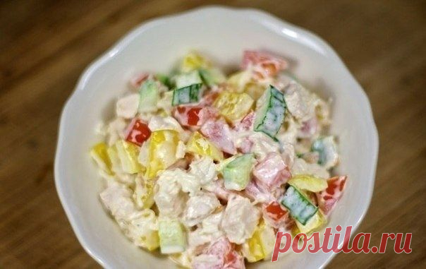 Салат с курицей и овощами.