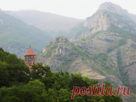 Վահանավանք (միջնադարյան վանական համալիր), Սյունիքի մարզ Монастырь Ваганаванк. Является усыпальницей сюникских царей и князей, Сюникская область
ՍՅՈՒՆԻՔ - ՎԱՀԱՆԱՎԱՆՔ
Վանական համալիրը գտնվում է Սյունիքի մարզի Կապան քաղաքից մոտ 5 կմ հարավ-արևմուտք, Ողջի գետի բարձրադիր աջ ափին, Տիգրանասարի լանջին: Հիմնադրել է Սյունյաց նահանգի Բաղք գավառի գահակալ իշխան Ձագիկի որդի Վահան Նախաշինողը` X դ.: Նրա անունով էլ վանքը կոչվել է Վահանավանք: Վանական համալիրը բաղկացած է Ս.