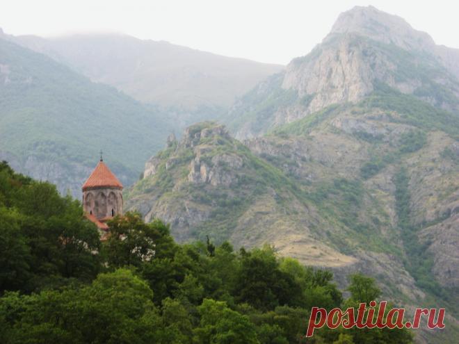 Վահանավանք (միջնադարյան վանական համալիր), Սյունիքի մարզ Монастырь Ваганаванк. Является усыпальницей сюникских царей и князей, Сюникская область
ՍՅՈՒՆԻՔ - ՎԱՀԱՆԱՎԱՆՔ
Վանական համալիրը գտնվում է Սյունիքի մարզի Կապան քաղաքից մոտ 5 կմ հարավ-արևմուտք, Ողջի գետի բարձրադիր աջ ափին, Տիգրանասարի լանջին: Հիմնադրել է Սյունյաց նահանգի Բաղք գավառի գահակալ իշխան Ձագիկի որդի Վահան Նախաշինողը` X դ.: Նրա անունով էլ վանքը կոչվել է Վահանավանք: Վանական համալիրը բաղկացած է Ս.