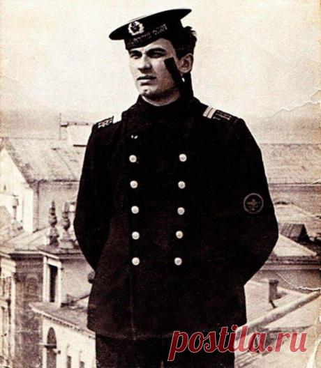 Форма им к лицу: Серов, Малинин и еще 5 наших знаменитостей, служивших в армии
Некоторые представители шоу-бизнеса, прежде чем начать творческий путь, отслужили в армии. Сейчас артистов, чью внешность назвать брутальной можно разве что с натяжкой, сложно представить в военной форме. Однако архивные фото знаменитых мужчин в молодости заставляют посмотреть на звезд по-новому. Александр Серов...
Читай дальше на сайте. Жми подробнее ➡