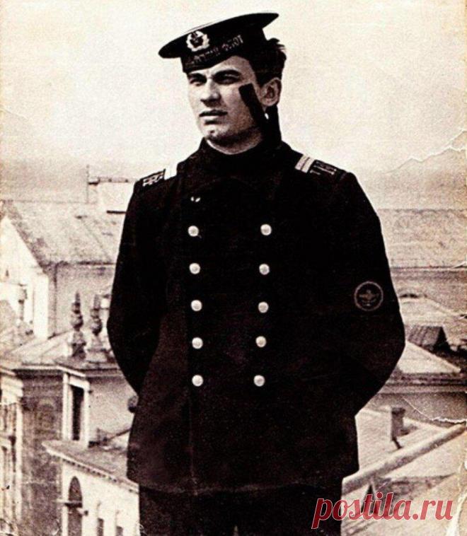 Форма им к лицу: Серов, Малинин и еще 5 наших знаменитостей, служивших в армии
Некоторые представители шоу-бизнеса, прежде чем начать творческий путь, отслужили в армии. Сейчас артистов, чью внешность назвать брутальной можно разве что с натяжкой, сложно представить в военной форме. Однако архивные фото знаменитых мужчин в молодости заставляют посмотреть на звезд по-новому. Александр Серов...
Читай дальше на сайте. Жми подробнее ➡