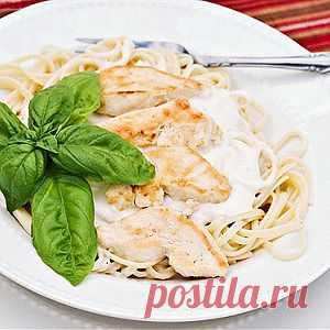 Феттучини со сливочным соусом.