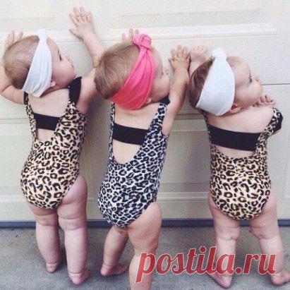 Первый ребёнок — всё кипятили и стерилизовали.
Второй ребёнок — иногда стирали и следили, чтоб не ел из кошачьей миски.
Третий ребёнок — если съел кошачий корм, то это проблемы кота.