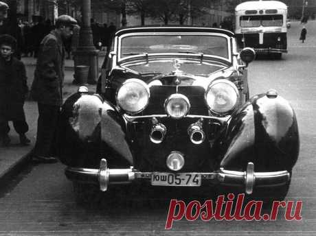 Трофейный немецкий Mercedes-Benz уйдет за миллионы | Чёрт побери Sotheby's продает Mercedes-Benz 540K Special Roadster 1939 года – и его окончательная цена может превысить $8 млн. Из 419 престижных 540-х с буковкой K в индексе и с 5,4-литровой рядной «восьмеркой» с нагнетателем под капотом, что были построены на заводе в Зиндельфингене в конце 1930-х, только 25 были оборудованы в качестве «специальных родстеров», изготовленных в соответствии с индивидуальными пожеланиями з...