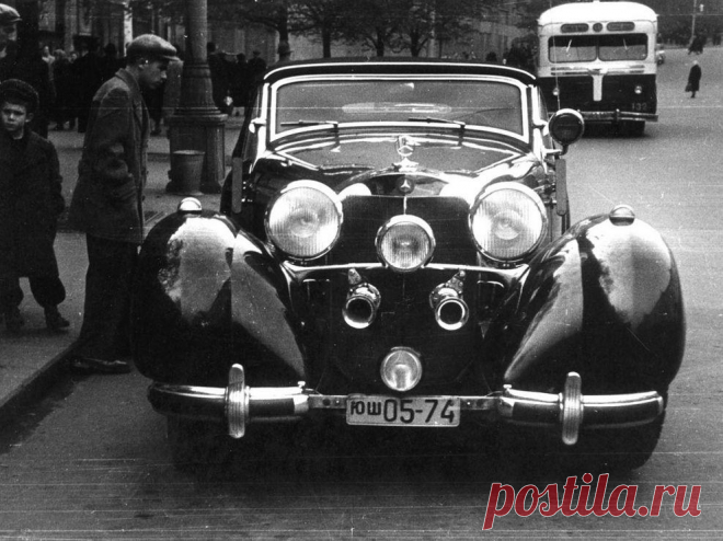Трофейный немецкий Mercedes-Benz уйдет за миллионы | Чёрт побери Sotheby's продает Mercedes-Benz 540K Special Roadster 1939 года – и его окончательная цена может превысить $8 млн. Из 419 престижных 540-х с буковкой K в индексе и с 5,4-литровой рядной «восьмеркой» с нагнетателем под капотом, что были построены на заводе в Зиндельфингене в конце 1930-х, только 25 были оборудованы в качестве «специальных родстеров», изготовленных в соответствии с индивидуальными пожеланиями з...