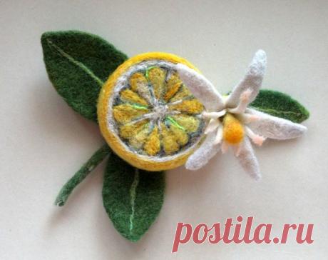 Брошь "Цветок лимона" выполнена из шерсти и не предназначена для крепления на легкие ткани, если только не использовать зажим, не портящий легкую ткань.