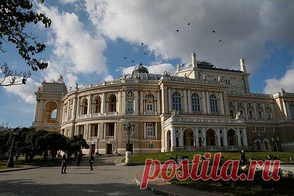 Одесский театр оперы уволил дирижера из-за выступления в театре мужа Нетребко. Одесский театр оперы и балета уволил главного дирижера Вячеслава Чернухо-Волича из-за его выступления в театре супруга певицы Анны Нетребко. Представители учреждения назвали недопустимым согласие дирижера выступить в театре мужа исполнительницы и сообщили о досрочном прерывании контракта с Чернухо-Воличем.