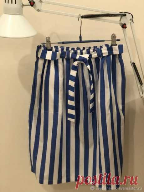 ​Юбка за два часа без выкройки Юбка за два часа без выкройкиДостала из своих залежей ткань джинсовый - хлопок стрейч в полоску. Размер 70х150 см.. Самый простой и быстрый вариант юбки, это «Татьянка». Это юбка на резинке. хочу дополнить ее карманами в боковых швах.Отрезаю по всей длине полотна 10 сантиметров на пояс....