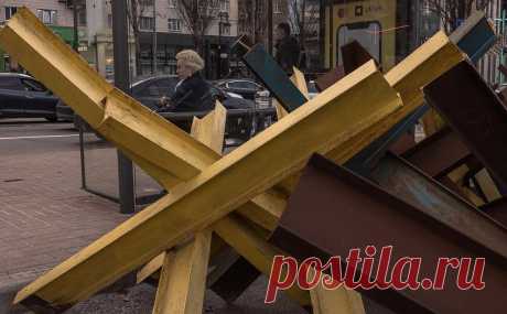 В Киеве запретили исполнять русские песни. На Украине действует запрет на публичное исполнение российских песен. В июне в стране поднялся скандал после того, как уличный музыкант исполнил песню Цоя во Львове, а его за это оштрафовали.
