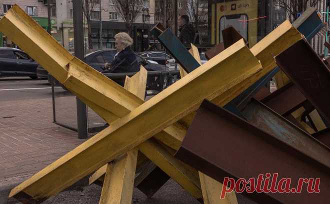 В Киеве запретили исполнять русские песни. На Украине действует запрет на публичное исполнение российских песен. В июне в стране поднялся скандал после того, как уличный музыкант исполнил песню Цоя во Львове, а его за это оштрафовали.
