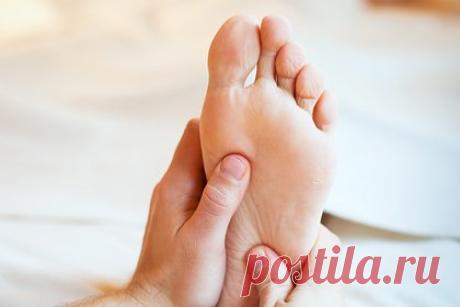 Массаж голых ног пассажирки самолета во время полета вызвал гнев попутчиков. Пассажирка самолета American Airlines сделала массаж голых ног своей дочери во время полета и вызвала гнев попутчиков. Две женщины летели на рейсе из Шарлотты (Северная Каролина) в Орландо (Флорида) первым классом. Сидевшие сзади путешественники заметили и сфотографировали происходящее.