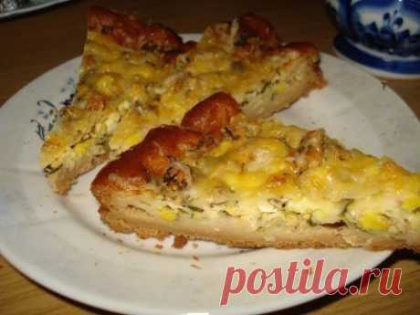 Наипростейший и довольно бюджетный рыбный пирог

Люблю я пироги с рыбной начинкой (с красно-рыбной, разумеется), пусть даже и с консервирвоанной.

Ингредиенты для теста:

кефир 1ст.,
сырое яйцо 1 шт.,
мука 1 ст.,
сода ч.л.

Начинка:
рыбные консервы 1 б.,
отварные яйца 2 шт.,
любая зелень, сыр 50 г.

Приготовление:

Начинаем с приготовления теста. Смешиваем все ингредиенты и выливаем в смазанную маслом форму.
Рыбу отделяем от масла и разминаем вилкой. Добавляем мелко нареза...