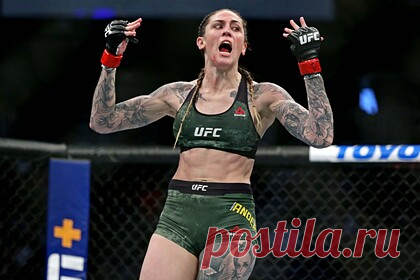 Девушка-боец UFC рассказала о выживании на гонорары с поединков. Бразильская девушка-боец смешанного стиля (MMA) Норма Дюмон пожаловалась на то, что ей не хватает денег. «У меня нет лишних 50 баксов. Я дерусь ради выживания. Гонораров хватает, чтобы жить, чтобы платить по счетам. Этого многие не понимают. У меня никогда не было в порядке с финансами», — рассказала она.