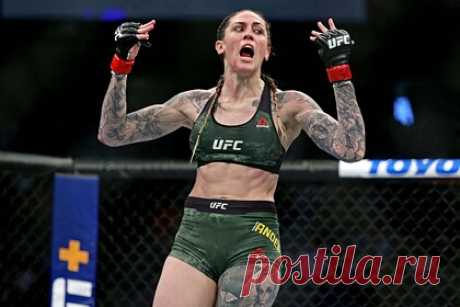 Девушка-боец UFC рассказала о выживании на гонорары с поединков. Бразильская девушка-боец смешанного стиля (MMA) Норма Дюмон пожаловалась на то, что ей не хватает денег. «У меня нет лишних 50 баксов. Я дерусь ради выживания. Гонораров хватает, чтобы жить, чтобы платить по счетам. Этого многие не понимают. У меня никогда не было в порядке с финансами», — рассказала она.