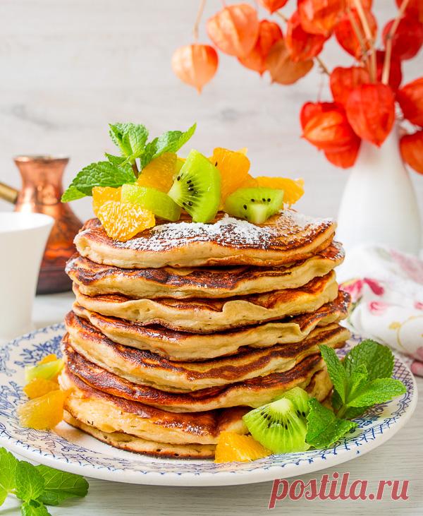 Йогуртовые панкейки на Вкусном Блоге Масленица неумолимо надвигается. И я несу вам новые рецепты в дополнение к уже существующей масленичной подборке. Сегодня печем толстые блинчики на йогурте. Они же – панкейки. В качестве жидкой основы тут используется йогурт. Но вы можете заменить его нежирной сметаной или даже кефиром. За аромат отвечает цедра цитрусов – лимона…