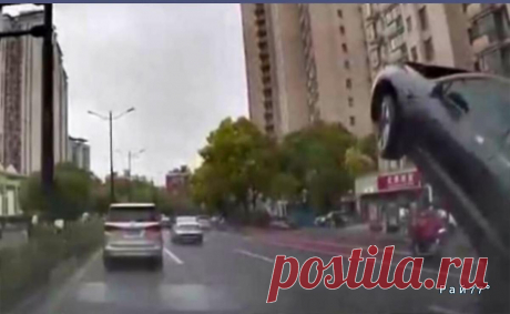 Автомобиль не разъехался с открытым люком на магистрали