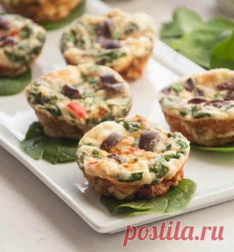 Омлет-маффин
Ингредиенты:
1 яйцо 
4 белка 
3/4 чайной ложки соли 
1/4 чайной ложки молотого перца 
по 5 г каждой зелени - петрушка, шпинат, зеленый лук, нарубить 
5-10 г красного перца
2 столовых ложки нарезанных оливок
1 столовая ложка греческого йогурта 
оливковое или сливочное масло для обжарки овощей и лука