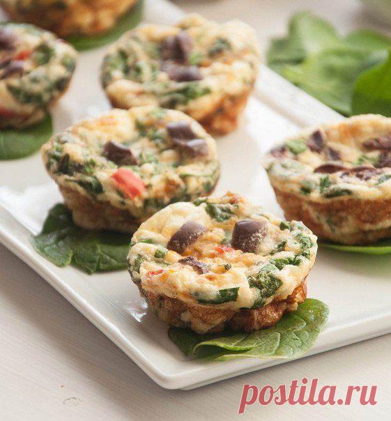 Омлет-маффин
Ингредиенты:
1 яйцо 
4 белка 
3/4 чайной ложки соли 
1/4 чайной ложки молотого перца 
по 5 г каждой зелени - петрушка, шпинат, зеленый лук, нарубить 
5-10 г красного перца
2 столовых ложки нарезанных оливок
1 столовая ложка греческого йогурта 
оливковое или сливочное масло для обжарки овощей и лука