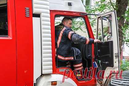 Возникший после атаки ВСУ на российский регион мощный пожар сняли на видео