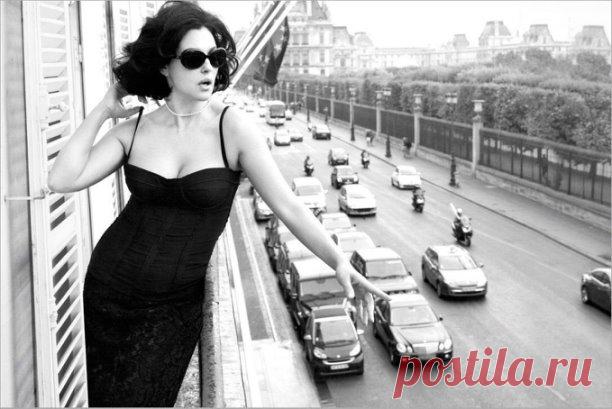 Итальянскую богиню красоты любят во всём мире. Преданные поклонники выучили наизусть её биографию. Запомнили, что в фамилии знаменитости не только двойное «Ч», но и даже двойное «Л».

А если мы услышим редкое имя Моника, то сразу же представляем её — средиземноморскую красавицу Монику Беллуччи  https://vk.com/alex_zidan