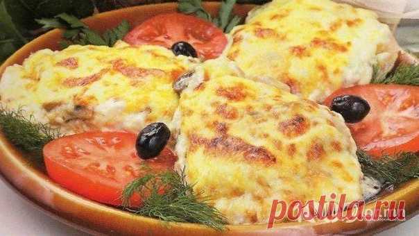 Куриная грудка под шубой.

На 100 грамм - 96.91 ккал белки - 10.6 жиры - 3.06 углеводы - 7.15

Ингредиенты:
Грудка куриная 2 шт
Картофель 3 шт
Помидор красный 2 шт
Лук репчатый 1 шт
Шампиньоны свежие 2 шт
Лук зелёный 2 шт
Сметана 150 г
Соль, перец по вкусу

Приготовление:
Подготовим все ингредиенты. Лук и шампиньоны порезать мелким кубиком и пожарить на оливковом масле до золотистого цвета. Куриную грудку отбить молотком и посыпать солью и перцем. Картофель почистить и нат...