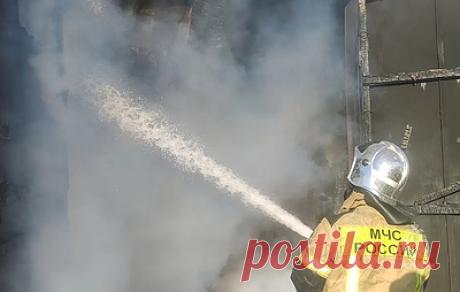 В Волоколамске произошел пожар на заводе по изготовлению паллет. Площадь возгорания составила 6 тыс. кв. м