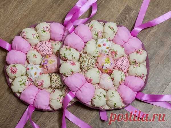 Круглые подушки в технике bubble quilt Круглые подушки в технике bubble quiltЭскиз подушки прилагаетсяДиаметр готового изделия 37-38 см.Выкройку делала сама методом проб и ошибок. Распечатывать на листах формата А4, кроить без припусков.
 Детали подкладочного слоя можно выкраивать из любой ненужной ткани, лишь бы она не...