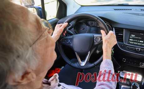 Депутаты предложили повторно проверять водителей после 80 лет. Депутаты фракции «Новые люди» внесли в нижнюю палату парламента законопроект об обязательном повторном медицинском освидетельствовании водителей, достигших возраста 80 лет.