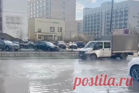 В Петербурге машины «искупались» в кипятке из-за аварии. В Петербурге десять автомобилей «искупались» в кипятке в результате прорыва трубы. Внимание на ситуацию обратил Telegram-канал «Фонтанка SPB Online». Инцидент произошел днем во вторник, 25 апреля, в Московском районе возле дома, расположенного по адресу улица Кузнецовская, 26.