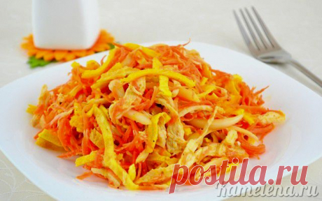 Оригинальный куриный салат с омлетной лентой