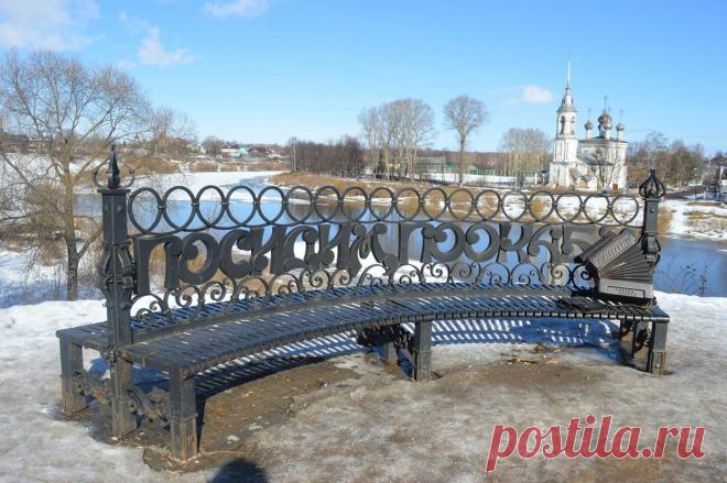 Вот такая интересная есть в Вологде лавочка 