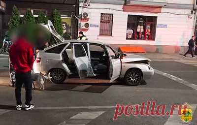 Водитель на угнанной "Ладе" въехал в толпу на Кубани. Девушка получила травмы
